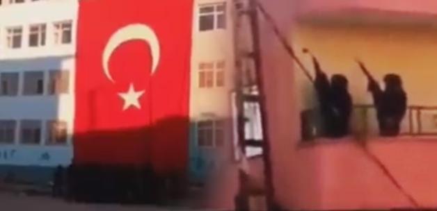 Tekbir ve mehter marşıyla göndere çektiler