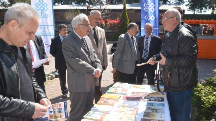 Açık havada kitap okudular