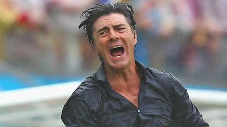 Joachim Löw'dan maç sırasında komik hareketler!