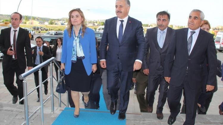 Bakan Arslan, yaralı askeri ziyaret etti