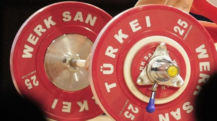 Millilerden halterde ilk gün 6 madalya
