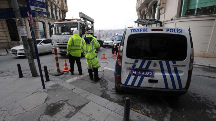 Taksim'de alarm! Polis bütün yolları kapattı