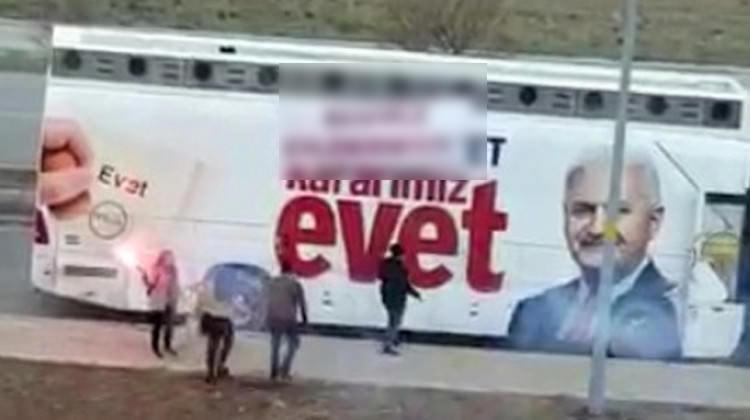 Bunu da gördük! Seçim otobüsü üstünde...