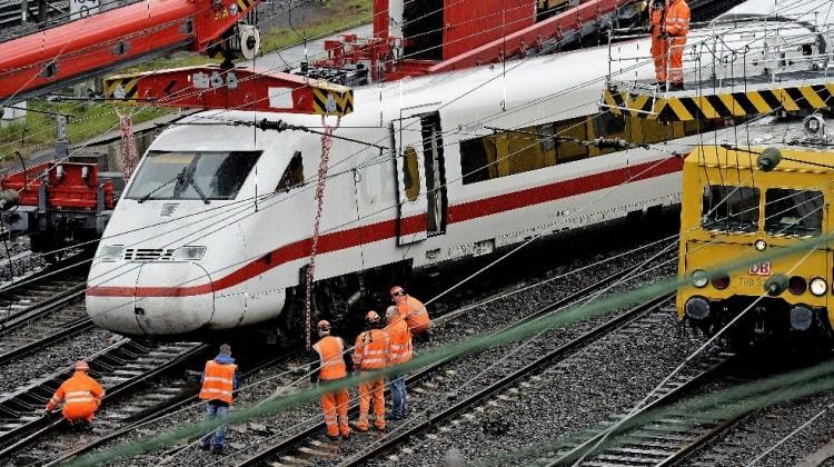 Almanya’da hızlı tren raydan çıktı