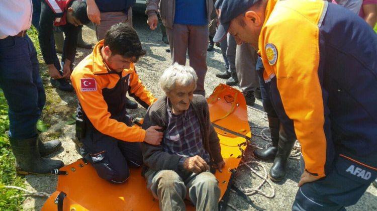 Yamaçtan yuvarlanan kişiyi AFAD ekipleri kurtardı