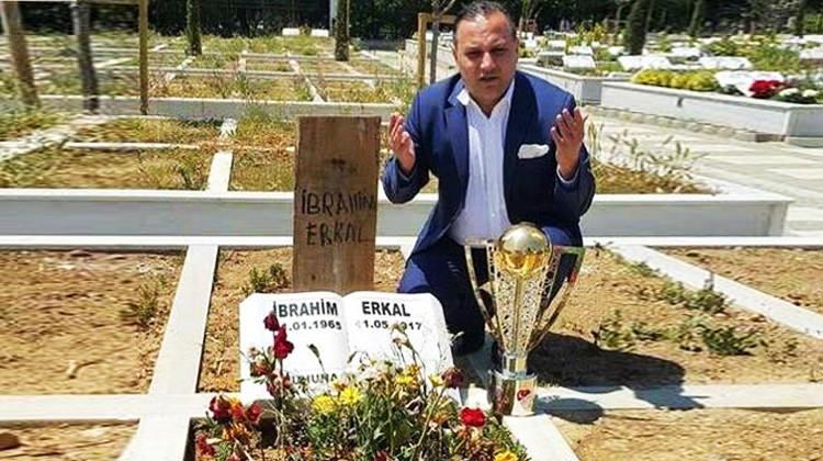 İbrahim Erkal'ı unutmadı! Kupayla mezarına gitti