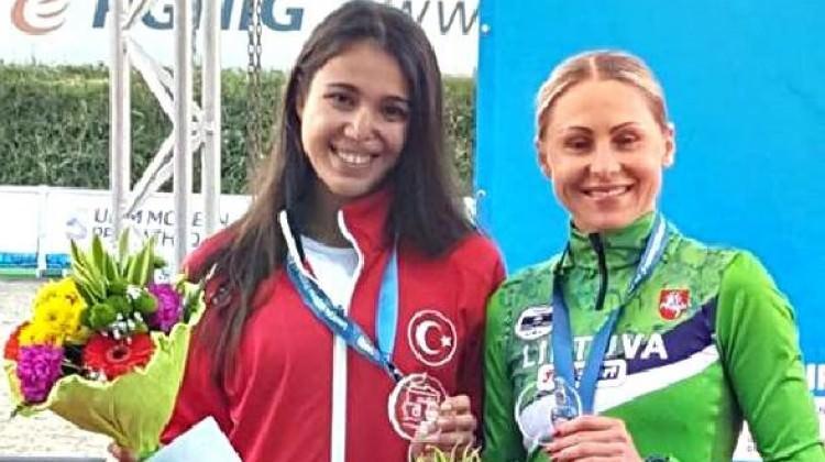 İlke dünya rekoru kırarak madalya kazandı