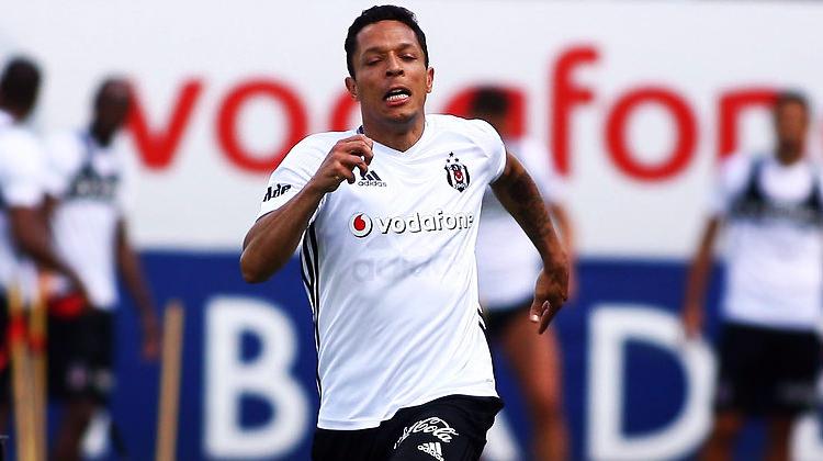 Beşiktaş'ın başını döndüren Adriano teklifi!