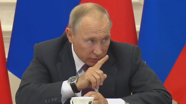 Putin kameralar önünde fırçaladı: Bu kadar zor mu!