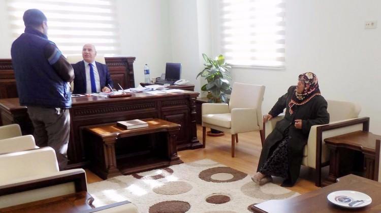 "Kıyamam" dedi ayakkabılarını çıkardı!