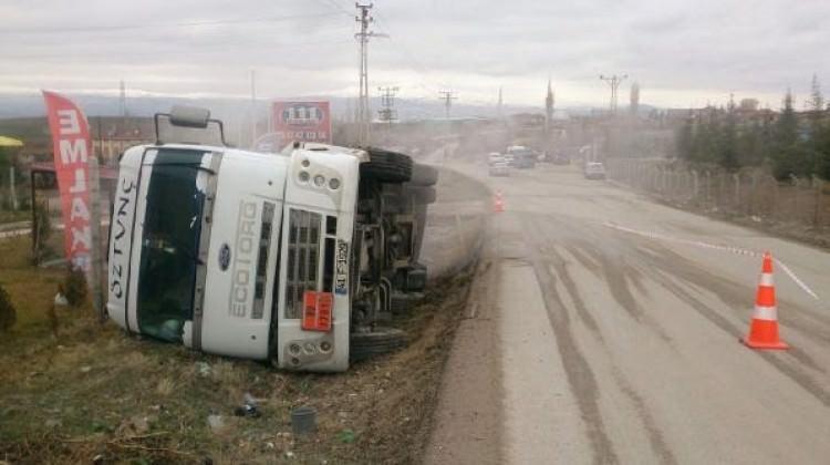 Asit yüklü tanker şarampole devrildi