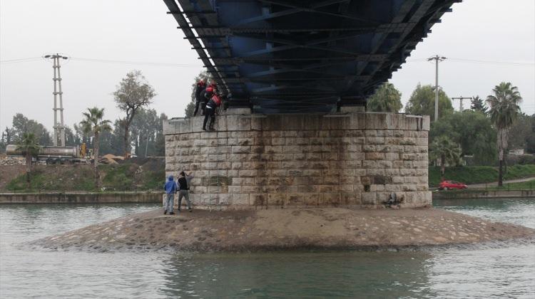 Nehrin ortasında mahsur kalan 3 çocuk kurtarıldı
