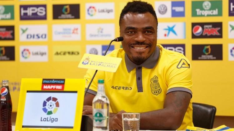 Emenike imzayı attı! Forma numarası şaşırttı