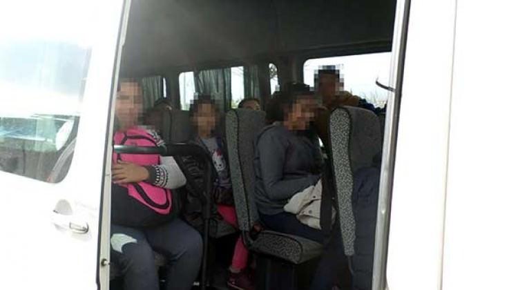 Korsan servisle öğrenci taşırken alkollü yakalandı