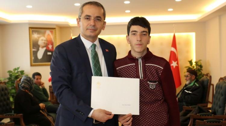 Bakan Bak'tan Tosyalı Murat'a anlamlı hediye