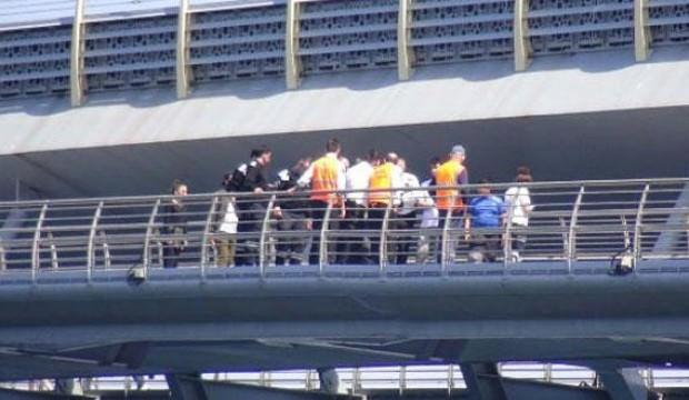 Polise tekme attı, güvenlik görevlisini ısırdı