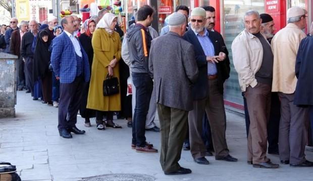 Saatlerce bekliyorlar! Daha ucuz almak için...
