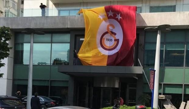 Dursun Özbek'ten çok sert bayrak açıklaması