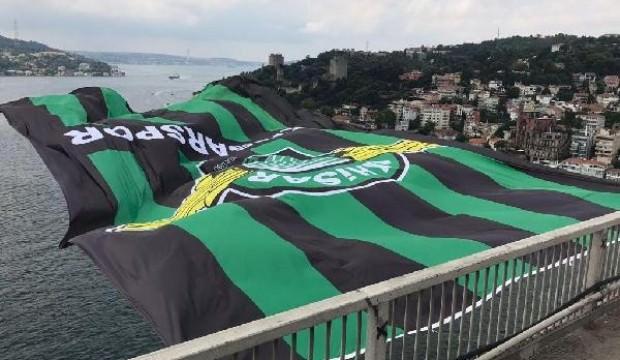 Akhisarspor'un bayrağı FSM Köprüsü'nde