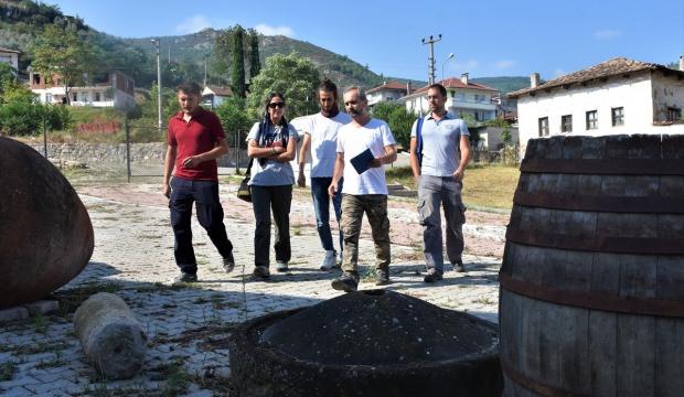Karış karış gezdiler yüzlerce yazıt buldular