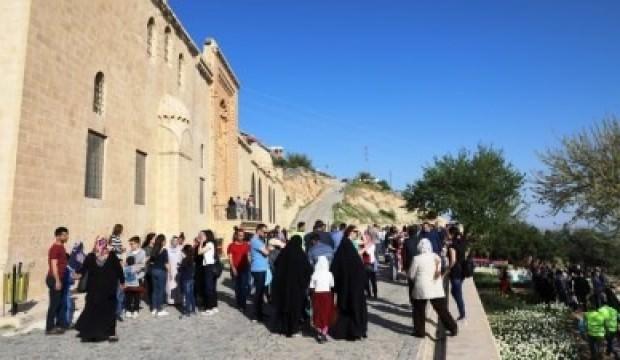 Turistler akın etti! Adım atacak yer yok