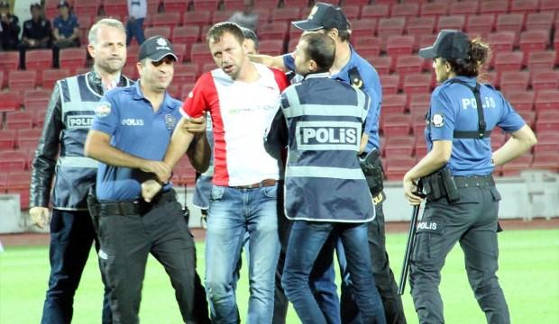 'Hapisten yeni çıkmış, içmiş içmiş sahaya atlamış'