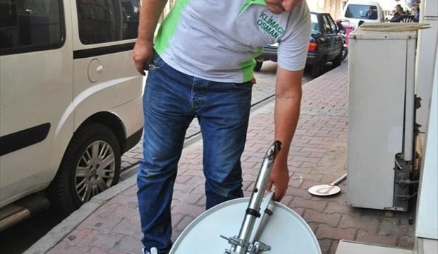 Çatıdan düşen antenden şans eseri kurtuldular