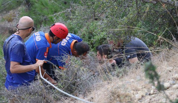 Yamaçta mahsur kalan yaralı paraşütçü kurtarıldı