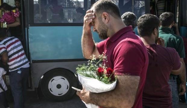 Elinde çiçek 7 gündür bekliyor!