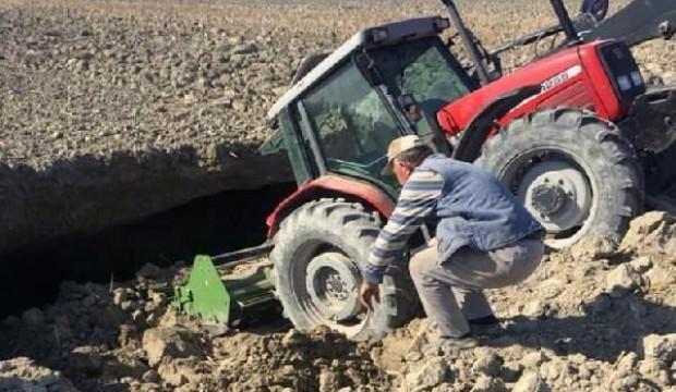 Tarla süren traktör, obruğa düştü