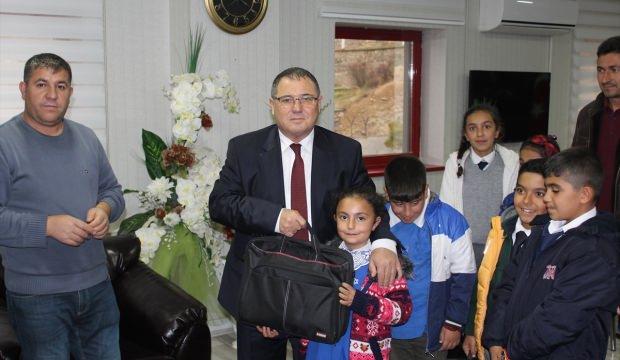 Gümrük Müdürü Dara, öğrencileri sevindiriyor
