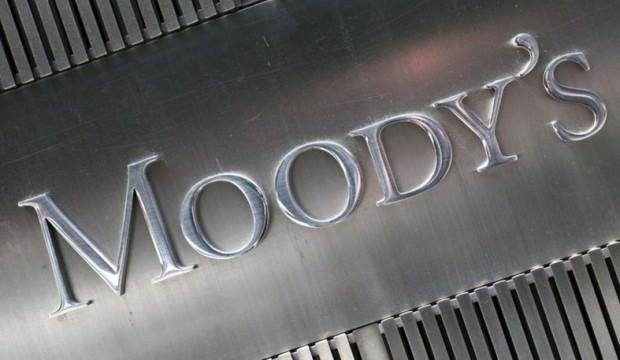Ceza alan Moody's yine sahnede