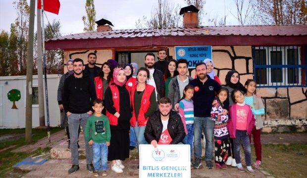 Gençlik Merkezi gönüllüleri köy çocuklarını sevindirdi
