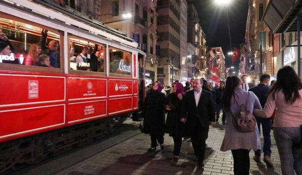 İki bakan İstiklal Caddesi'nde yürüyüş yaptı
