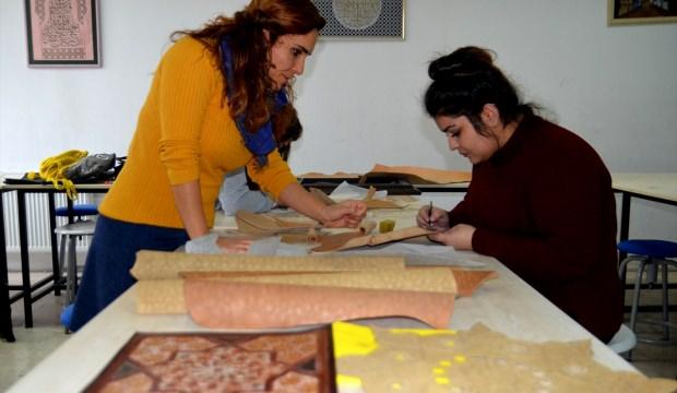 Deri tabakalarını sanat eserlerine dönüştürüyor