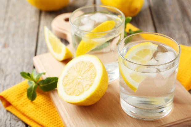 Limon suyunun faydaları nelerdir? Düzenli olarak limonlu su içersek ne olur?