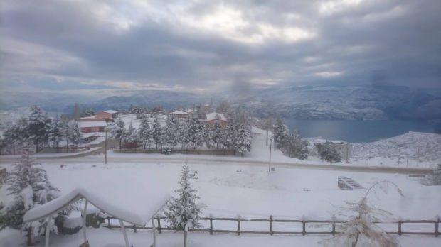 Karaman’ın üç ilçesinde yoğun kar yağışı ve buzlanma nedeniyle okullara yarın için 1 gün ara verildi.