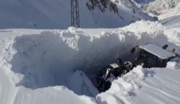 Hakkari'de inanılmaz görüntü! İş makinesinin boyunu aştı