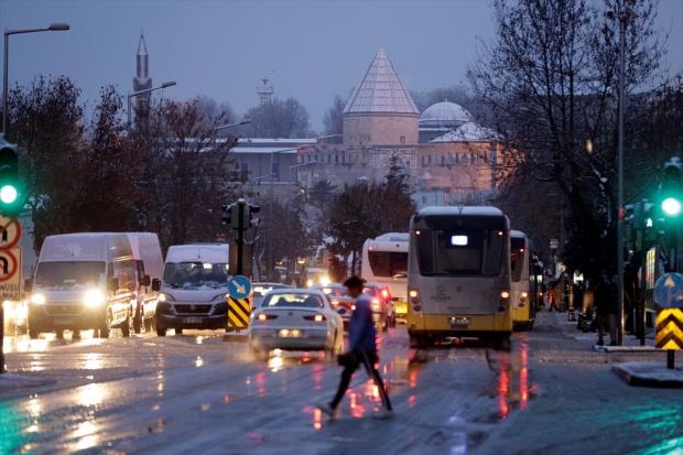Konya'da gece saatlerinde başlayan kar yağışı, kent mrkezinde etkili oldu. Konya'nın 5 ilçesinde okullar tatil edildi