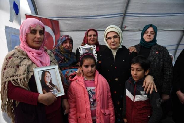 Emine Erdoğan'dan Diyarbakır'daki ailelere ziyaret