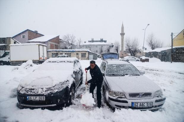 Tunceli'nin Ovacık ilçesinde sürücü ve yayalar kar birikintileri yüzünden zor anlar yaşadı. Son dakika kar uyarısı...