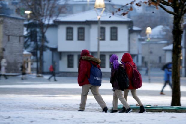 Konya'da gece saatlerinde başlayan kar yağışı, kent merkezinde etkili oldu. Konya'nın 5 ilçesinde okullar tatil edildi
