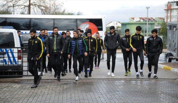 Futbolcular, "Dinler Bahçesi"nde cuma namazı kıldı