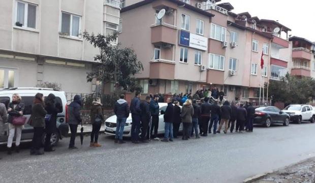 6 aylık iş için uzun kuyruklar oluştu