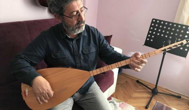 Alman çocuklarına bağlama öğretiyor