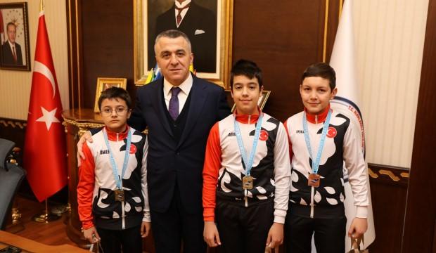 Vali Bilgin, başarılı öğrencileri ödüllendirdi
