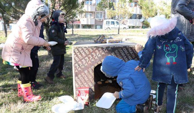 Minik öğrenciler harçlıklarıyla sokak hayvanlarına mama aldılar