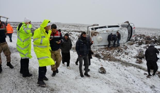 Şanlıurfa'da öğretmenleri taşıyan minibüs devrildi: 6 yaralı