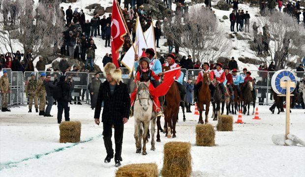 Çıldır Gölü'nde "kış şöleni"