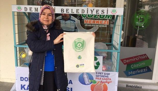 Demirci'de "5 pet şişe getirene pazar filesi hediye" kampanyası